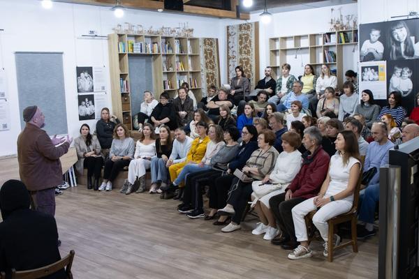 chitka-pyesy-dramaturga-poliny-korotych-izumrudnye-glaza