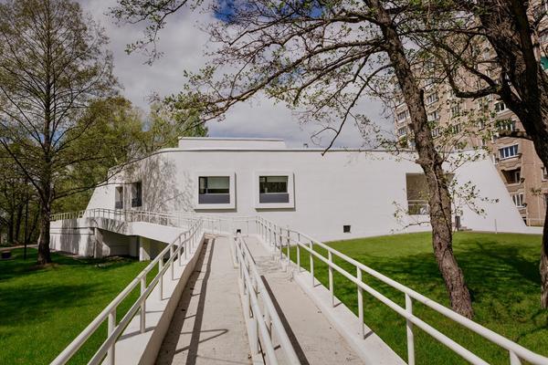 noch-iskusstv-2025-v-kulturnom-tsentre-volna