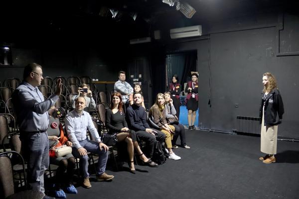 ekskursiya-po-teatru-komediya